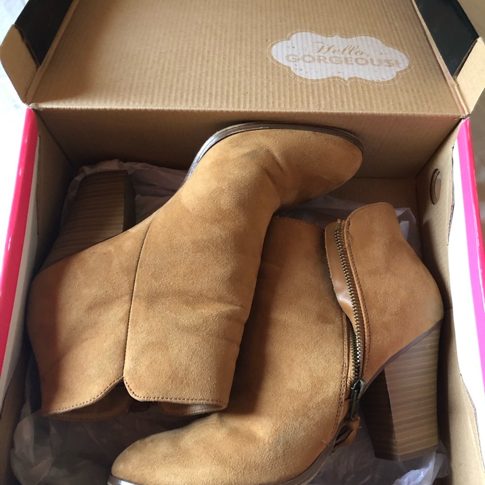 Tan/light brown bootie heels with zipper.